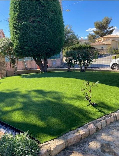 Pelouse artificielle 35 mm RIVIERA confortable gazon parfait autour d'une piscine sur la côte d'azur