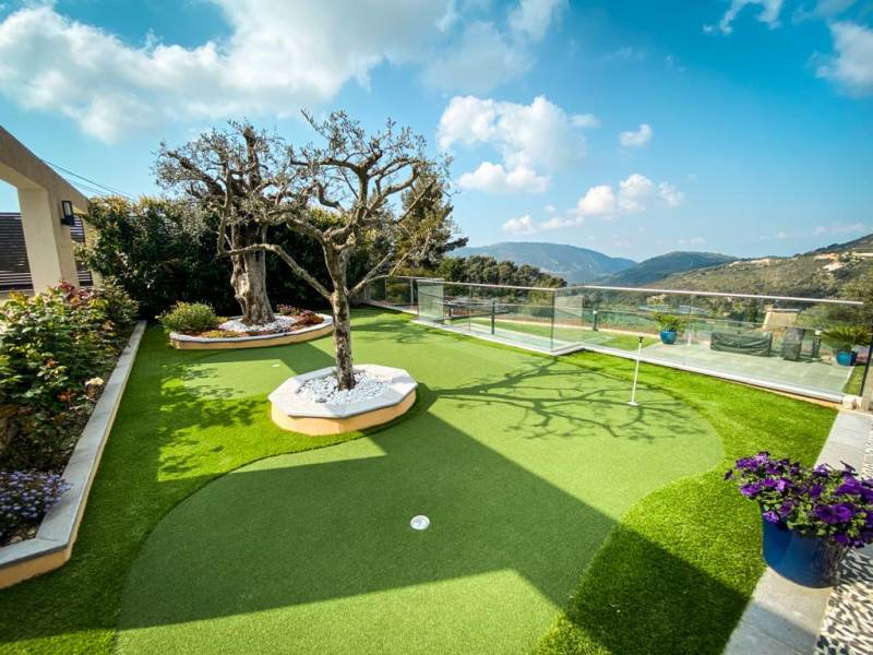 Création d'un putting green de golf sur mesure dans un jardin à Monaco : encore un passionné de golf satisfait !