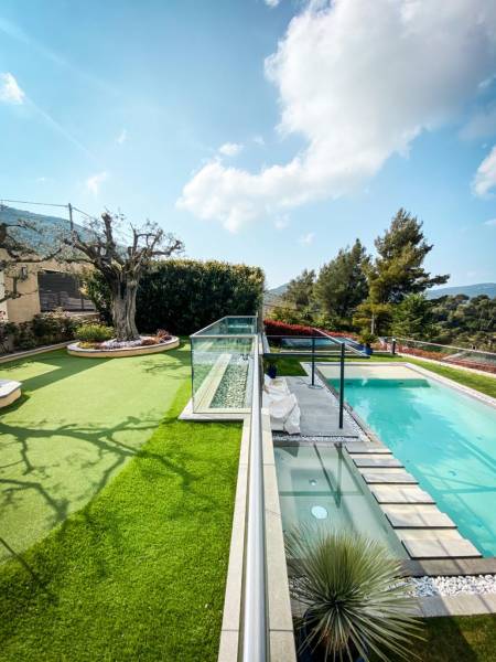 Création d'un putting green de golf sur mesure dans un jardin à Monaco : encore un passionné de golf satisfait !