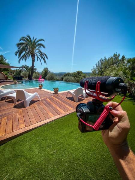 Entrevue varoise avec un client de Draguignan ravi d’avoir choisi notre gazon synthétique. Fini le gaspillage d’eau et les engrais, il est passé au gazon vert toute l’année sans entretien !