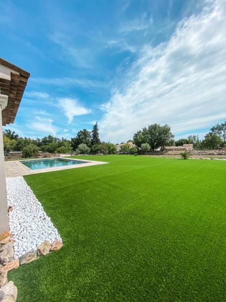 Installation et explications de la pose de gazon artificiel près de Grasse