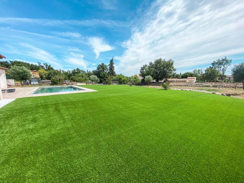 Installation et explications de la pose de gazon artificiel près de Grasse