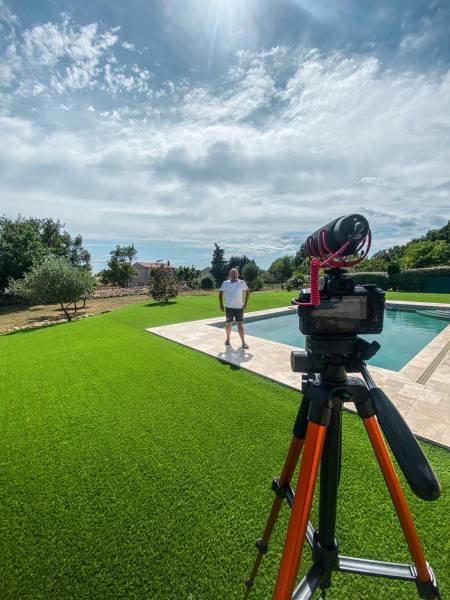 Installation et explications de la pose de gazon artificiel près de Grasse