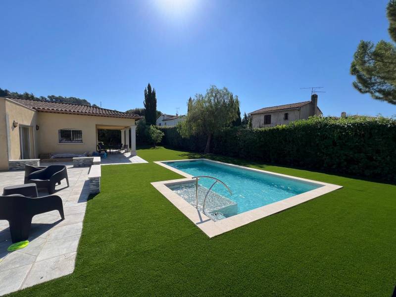 Gazon artificiel ROYAL 40 mm teinte vert olive et fibre en C-Shape dans le 83