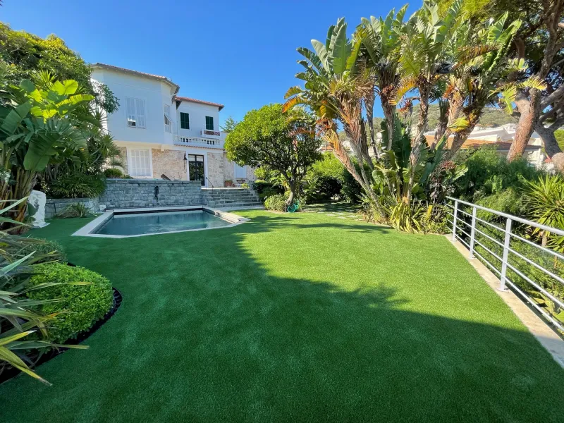 Jardin et piscine en gazon synthétique luxe à Nice — vue mer sur la Méditerranée, Côte d'Azur