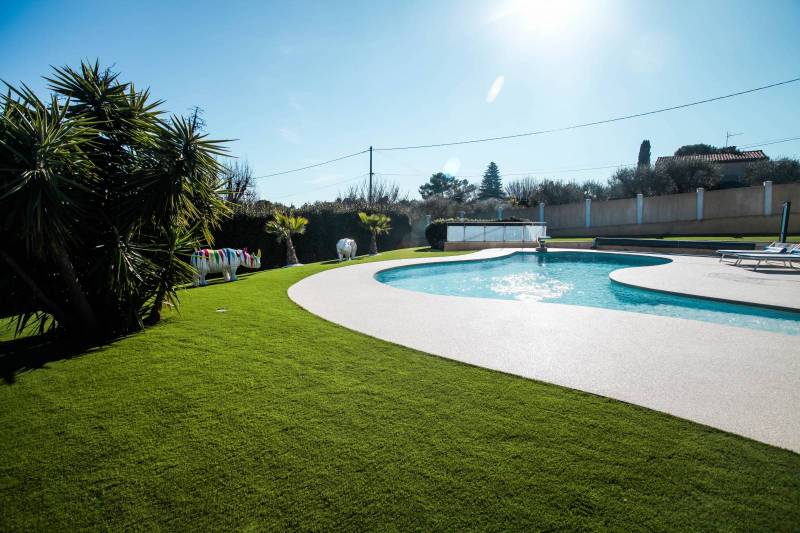 Création de jardin en gazon synthétique dans le Var : un extérieur vert toute l’année, sans contraintes