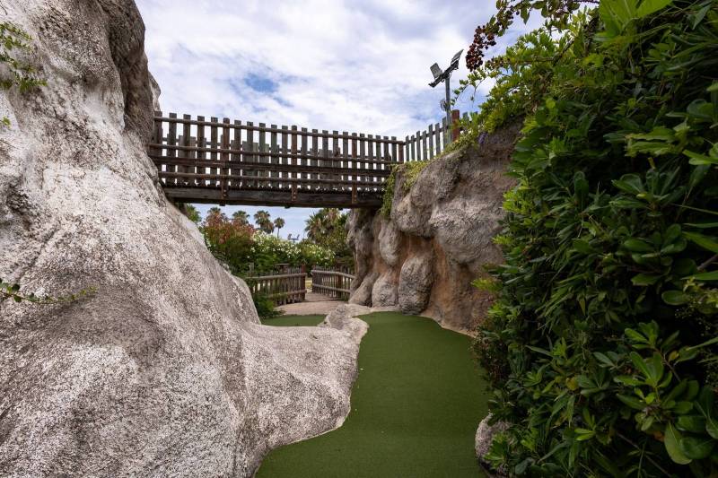 Rénovation de minigolf professionnel sur Antibes: Faites confiance à Sud Gazon !