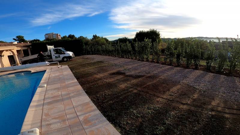 Réalisation de la pose de gazon artificiel haut de gamme de qualité supérieure 50mm à Grasse (06)