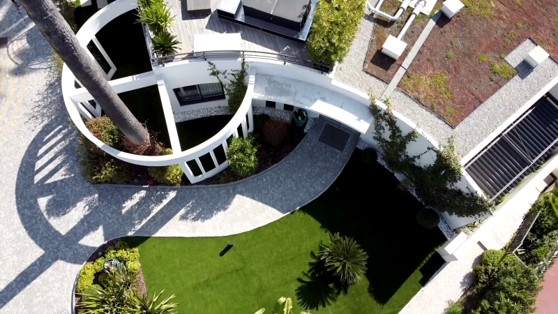 Satisfait d'avoir fait appel à nos services : notre client cannois nous parle de son nouveau jardin en synthétique de 215 m² !