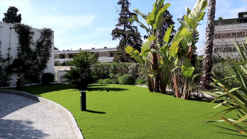 Satisfait d'avoir fait appel à nos services : notre client cannois nous parle de son nouveau jardin en synthétique de 215 m² !