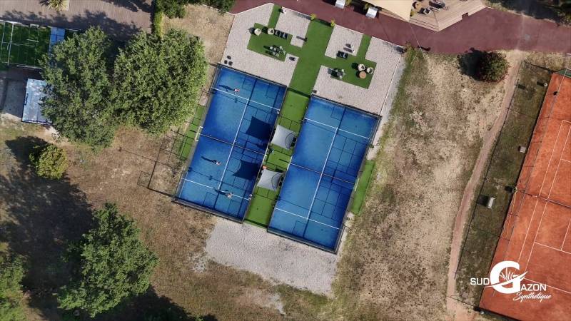 Changement du revêtement en gazon synthétique de 7 terrains de padel à Grasse pour le Groupe All In Padel Court