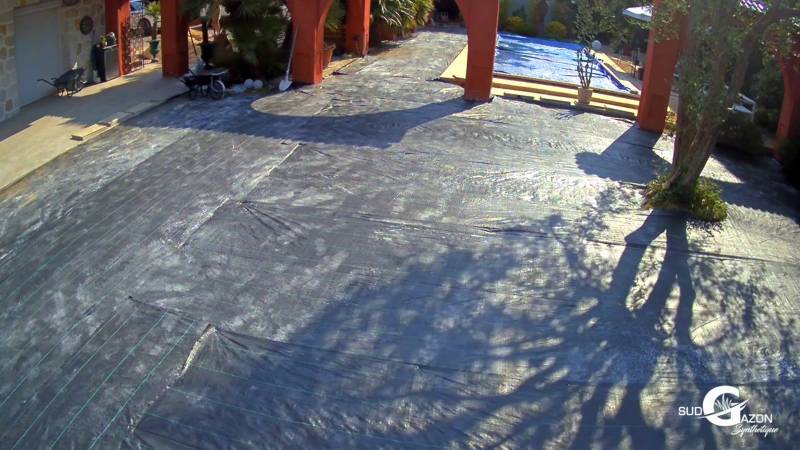 Préparation terrain 270 m² Antibes géotextile avant installation gazon synthétique 45 mm haute résistance