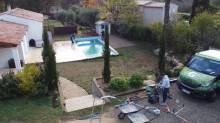 Mise en place d'un tour de piscine en pelouse artificielle haute, naturelle et dense à côté de Grasse, à Roquefort les Pins