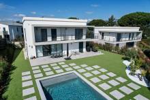 jardin et tour de piscine en gazon synthétique pour notre client de La Roquette (06)