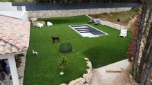 Création d'un tour de piscine en synthétique dans un jardin en pente de 250m² avec notre gazon de qualité supérieure à Roquefort les Pins près de Grasse (06)