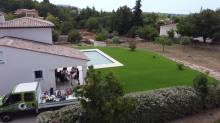 Installation et explications de la pose de gazon artificiel près de Grasse